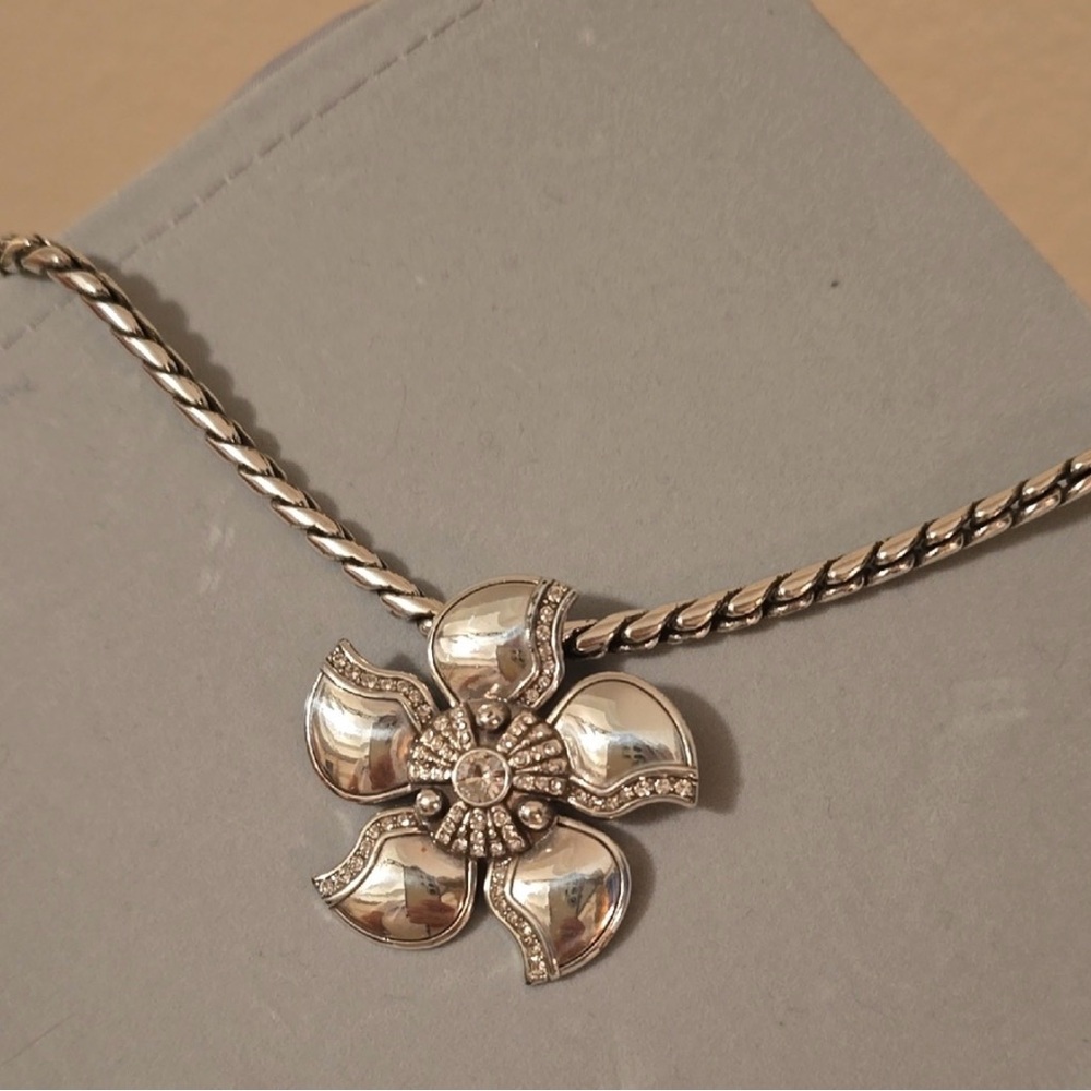 Elegant Silver Flower Pendant Necklace